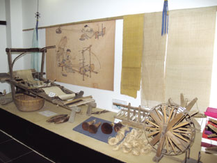 베틀 짜던 베틀이 전시되어 있다