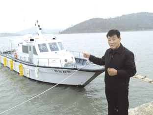 새롭게 건조된 '한전신안호'를 자랑하고 있는 양 지점장