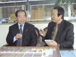 본지 양광석 실버기자와 인터뷰 중인 한운교 대표