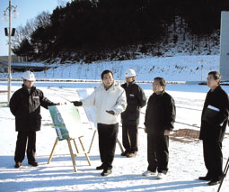 행사 현장을 둘러보고 있는 이보식 집행위원장