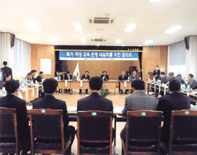 여수 교육장 시절 툭기, 적성 교육 운행 내실화를 위한 협의회를 주재하고 있는 서 전 교육장